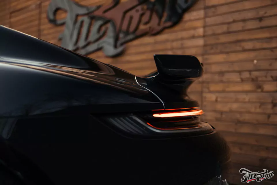 Оклеили кузов и глянец в салоне Porsche 911 полиуретаном, очистили кожу и покрыли керамикой